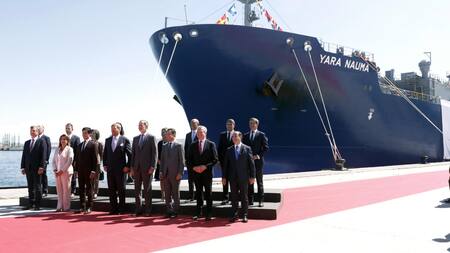 Los reyes de España, Felipe VI, y Holanda, Guillermo Alejandro, en el puerto de Algeciras este miércoles. Foto: EFE.