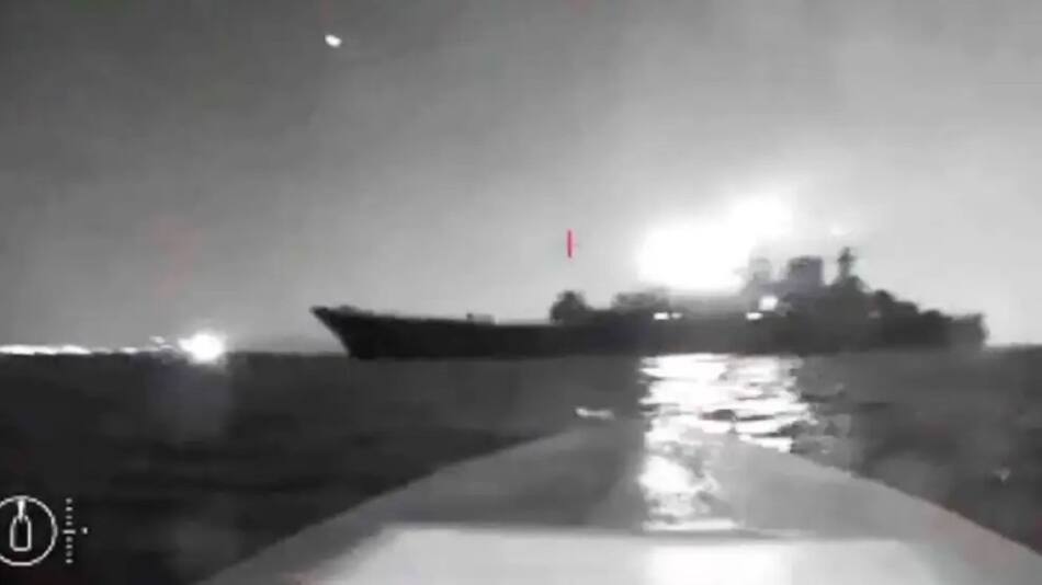 Ataque de un dron ucraniano a un buque ruso en el Mar Negro. Foto: Captura de video.