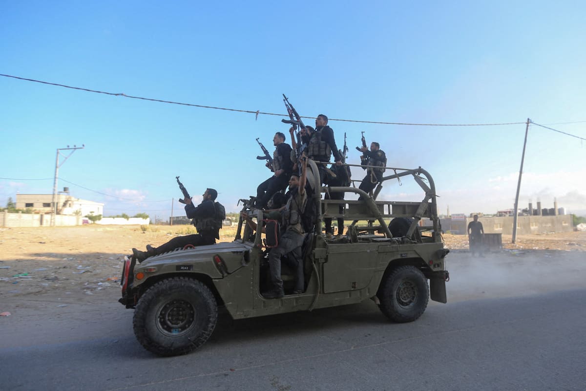 Soldados del grupo terrorista Hamas recorren las calles de Israel. Foto: Reuters.