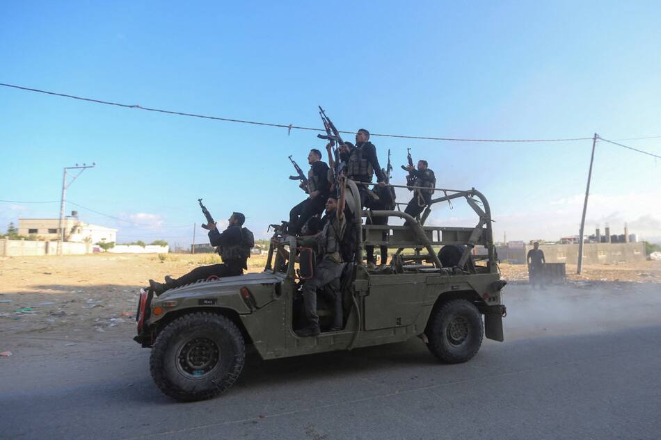 Soldados del grupo terrorista Hamas recorren las calles de Israel. Foto: Reuters.