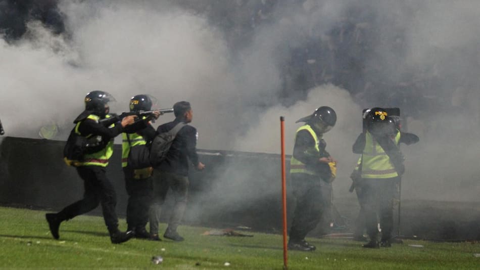Disturbios en el estadio de Kanjuruhan, Indonesia. Foto: Reuters.