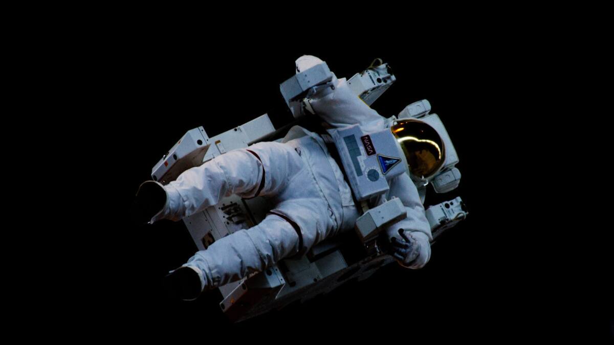 Astronauta gravitando en el espacio. Foto: Unspash