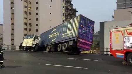 Así quedó el camión colgando de la Autopista 25 de Mayo. Foto: Captura.