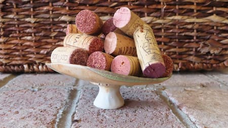 Corchos; vinos. Foto: Unsplash.