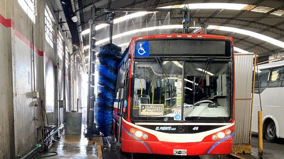 Vehículos de la empresa El Puente SAT.