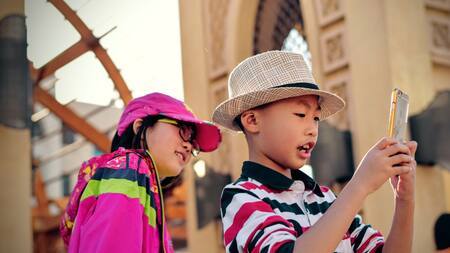 Niño con celular. Foto: Unsplash.