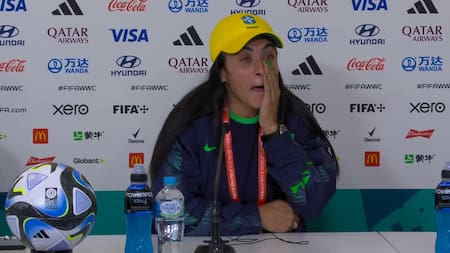 Marta de Brasil emocionada en conferencia de prensa. Foto: Reuters.