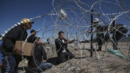 Migrantes intentando cruzar la frontera de EEUU. Foto: Reuters