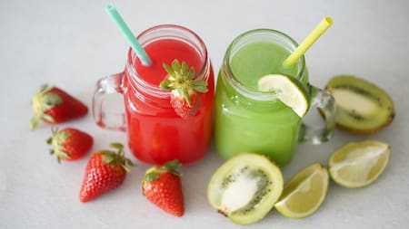 Licuado de frutilla y kiwi. Foto: Unsplash.