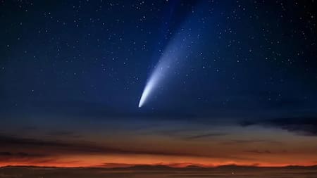 Cuándo, dónde y cómo se podrá observar el punto máximo del Cometa del Siglo desde Argentina