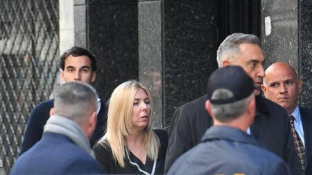 La jueza Capuchetti ingresando a la casa de Cristina Kirchner para tomarle declaración. Foto: Télam