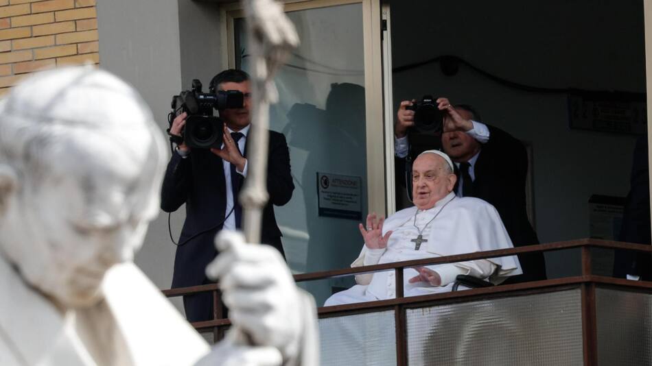 Saludo del papa Francisco. Foto: EFE/GIUSEPPE LAMI
