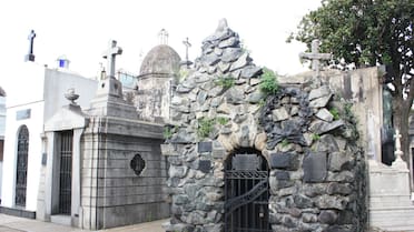 Los secretos de la tumba del mejor amigo de San Martín: hecha con piedras de los Andes y en un famosísimo cementerio de Buenos Aires