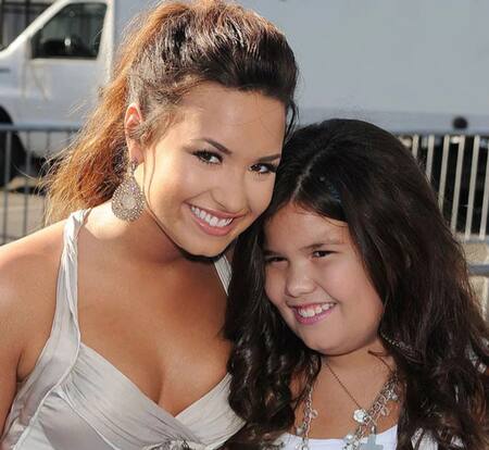 Demi Lovato junto a su hermana menor cuando eran más pequeñas. Foto: NA.