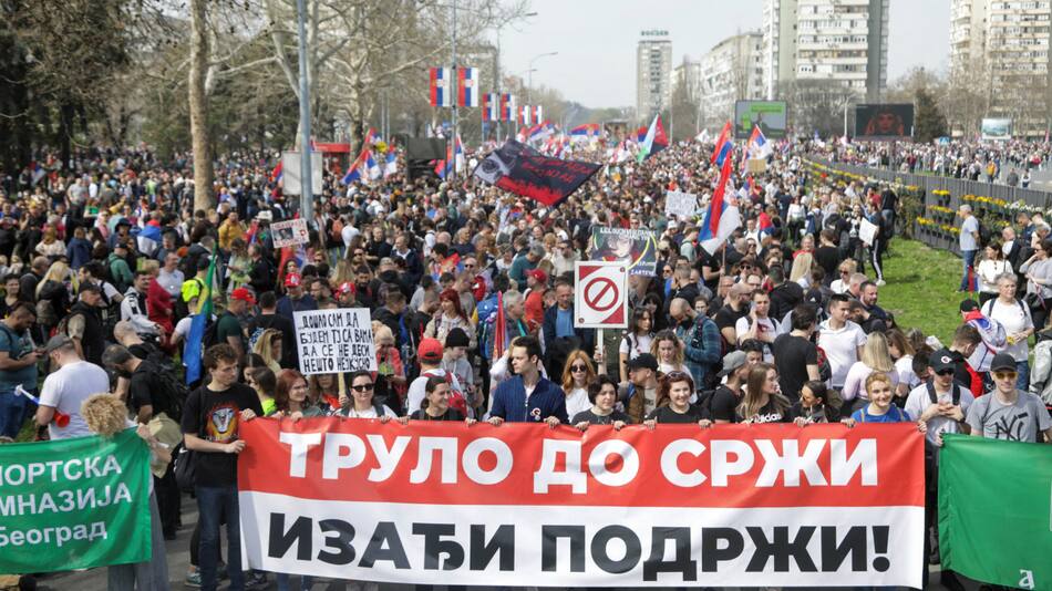 Masiva marcha en Belgrado contra el gobierno de Serbia. Foto: REUTERS.