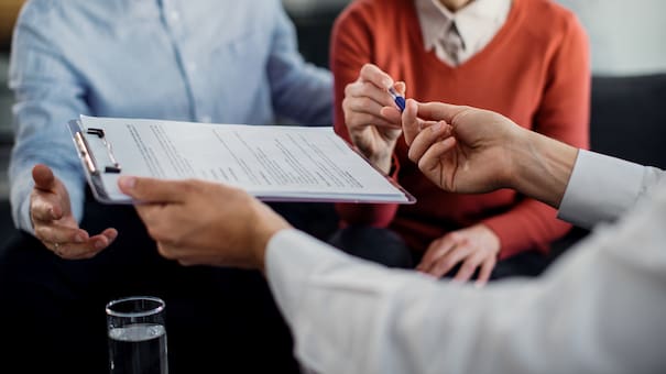 Aburridos, pero necesarios: los pasos legales que hay que hacer antes de vender una casa heredada