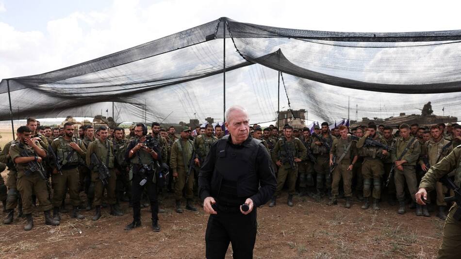 Yoav Gallant junto a soldados isarelíes. Foto: Reuters.