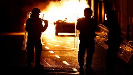 Los disturbios provocados en Dublín por grupos de "derecha". Foto: Reuters.