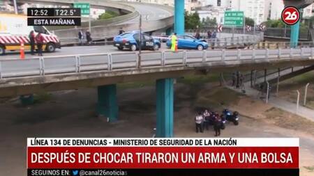Chocan en Autopista 25 de Mayo y les encuentran un arma y botellas de alcohol