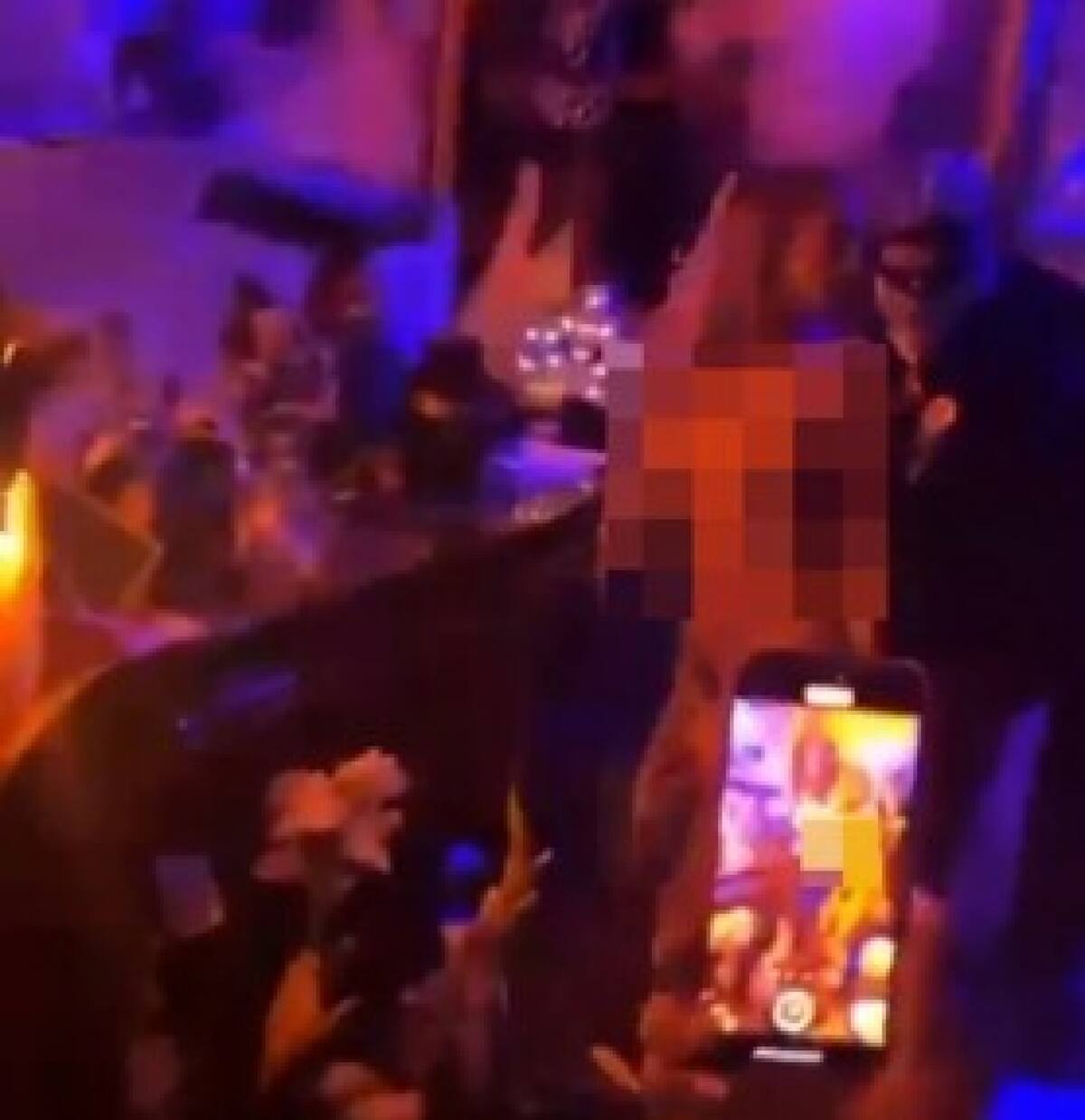 Una stripper, una pistola y mucha droga, el velorio de un narco chileno. Foto: Redes Sociales