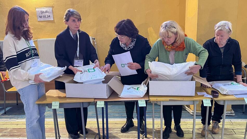 Las autoridades georgianas revisan el escrutinio en cinco colegios de cada circunscripción. Foto: EFE