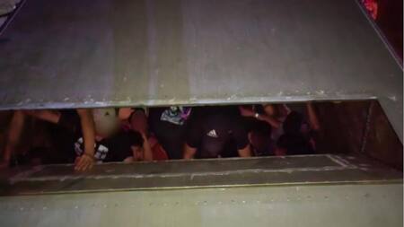 Migrantes hacinados en un camión. Foto Twitter @informafaro.