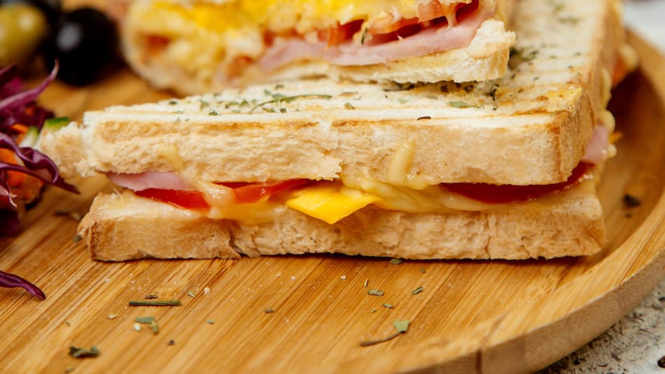 Tanto Fito Páez como Alberto Olmedo comían el sándwich ''El Carlito''. Foto Freepik