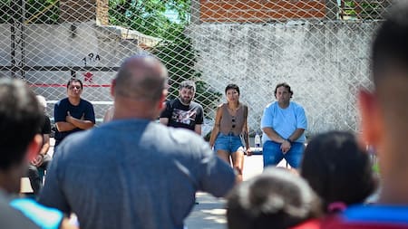 Mayra Mendoza, Facundo Tignanelli y Juan Debandi visitaron el club de Tres de Febrero que recibió una tarifa de luz de más de un millón de pesos