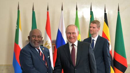 El presidente ruso, Vladimir Putin, le da la mano al presidente de la Unión de Comoras, Azali Assoumani. Fuente: Reuters.