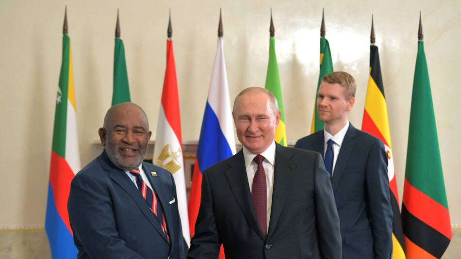 El presidente ruso, Vladimir Putin, le da la mano al presidente de la Unión de Comoras, Azali Assoumani. Fuente: Reuters.