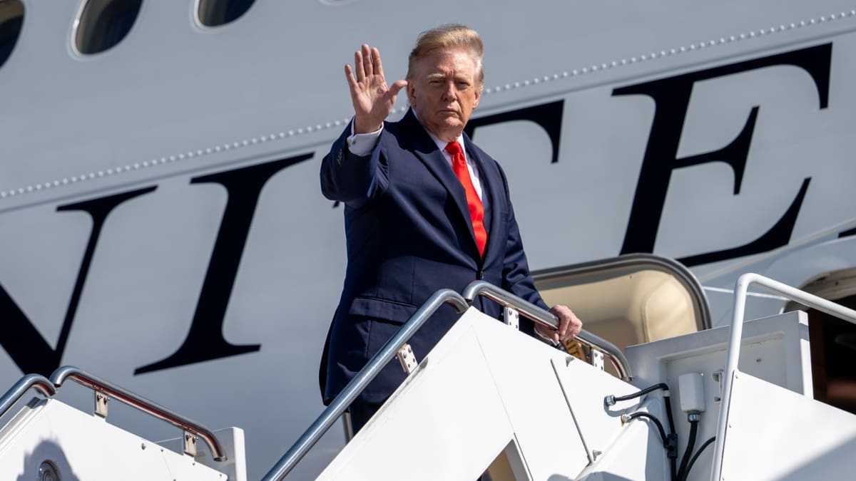 Donald Trump, antes de subir al avión.