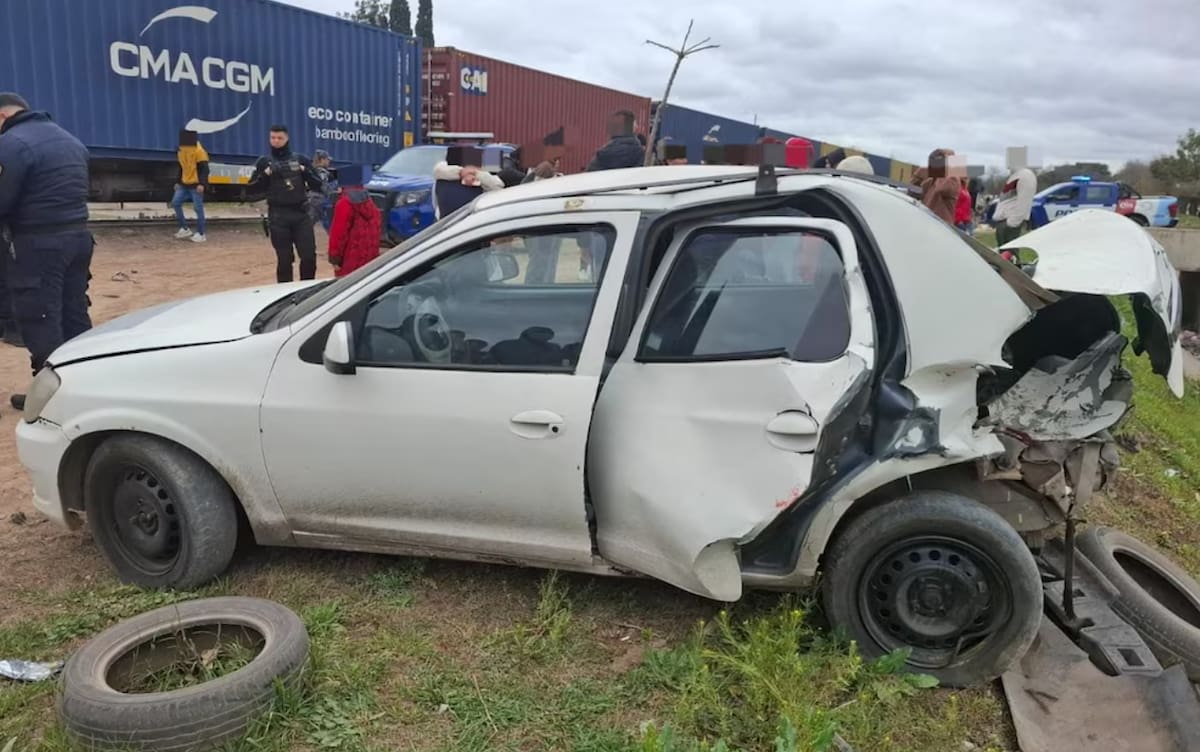 Un tren de cargas con 17 vagones embistió este sábado a un Chevrolet Prisma que había quedado inmovilizado sobre las vías férreas de barrio Marqués Anexo