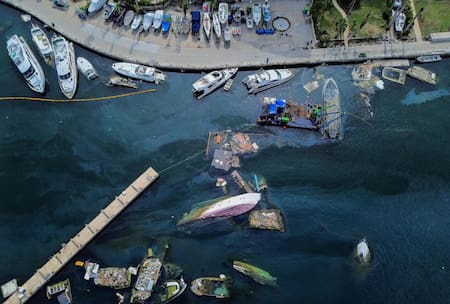 Contaminación en el puerto de Acapulco a 80 días del huracán Otis. Foto: EFE