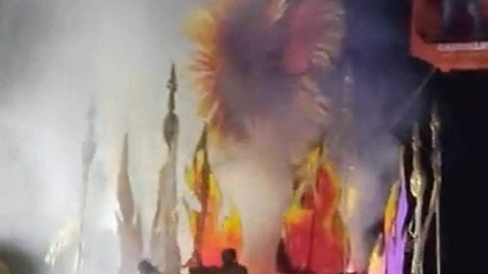 Momento del incendio en el carnaval. Foto: captura.