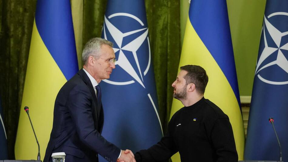 Jens Stoltenberg, secretario general de la OTAN y Volodímir Zelenski, presidente de Ucrania. Foto: Reuters.