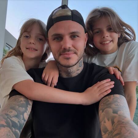 Mauro Icardi y Francesca e Isabella, sus dos hijas. Foto: Instagram.