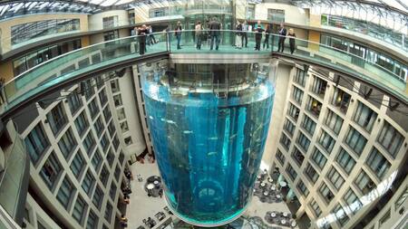 Explotó el acuario cilíndrico más grande del mundo en Berlín_Reuters