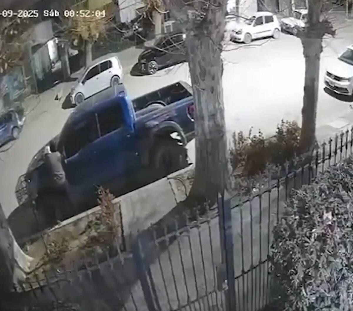 Un hombre encapuchado prendió fuego una camioneta a nombre de Marcos Rojo.