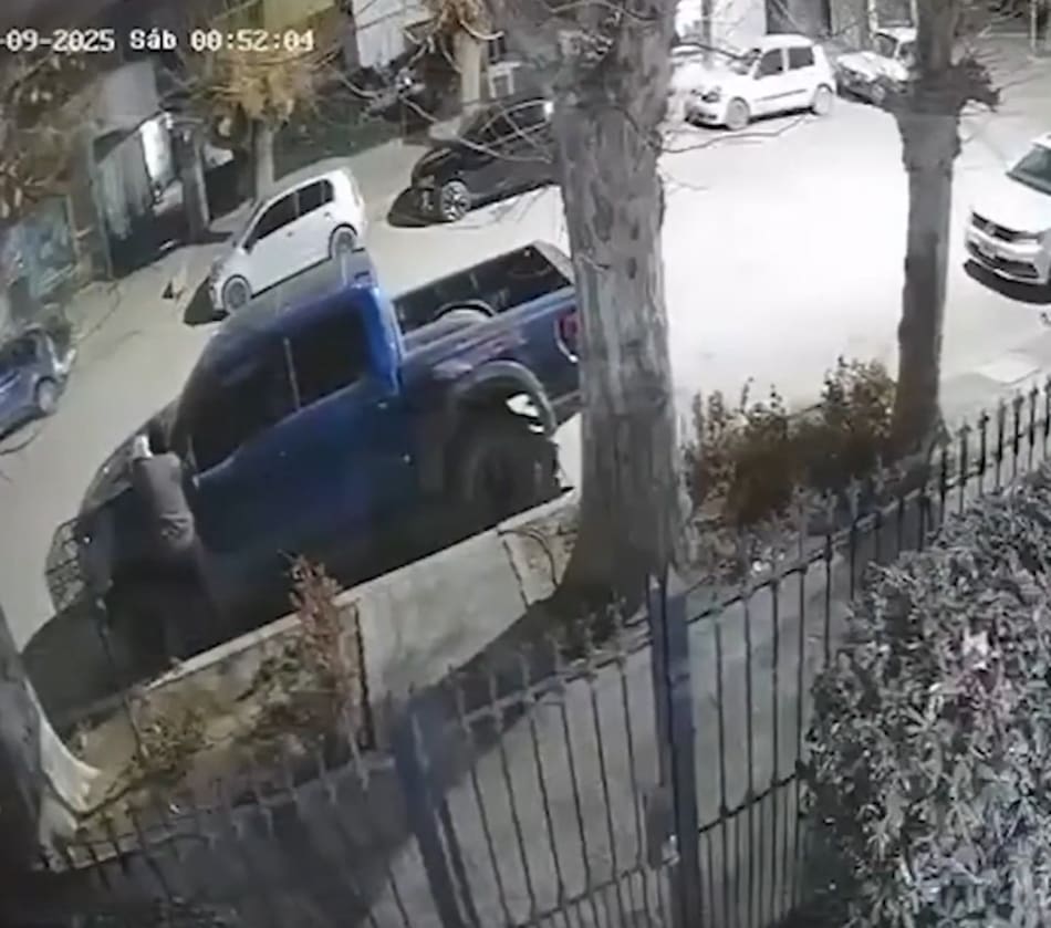 Un hombre encapuchado prendió fuego una camioneta a nombre de Marcos Rojo.
