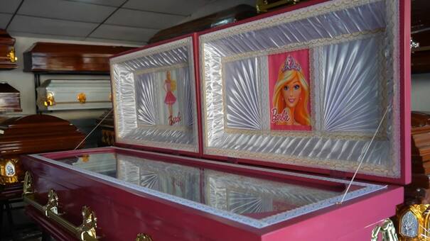 Polémica en El Salvador: una funeraria ofrece ataúdes rosas con temática de Barbie