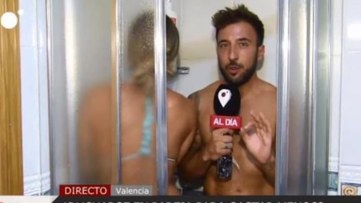 Periodista español prueba si ahorra agua duchándose en pareja. Foto: @LaVanguardia