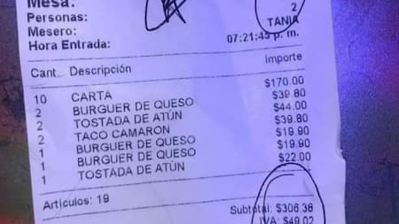 No le quiso pasar su número y le dejó un mensaje en el ticket. Foto: Facebook Tania Olivas.