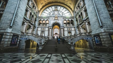 La “Catedral del Ferrocarril”: la imponente estación de tren de Europa que parece un palacio arquitectónico