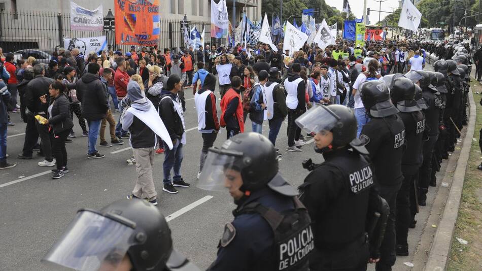 Tensión entre policías y manifestantes frente a Ministerio de Desarrollo Social, NA