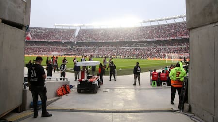 Los hinchas de River Plate alertaron del fallecimiento del fanático. Foto: NA.