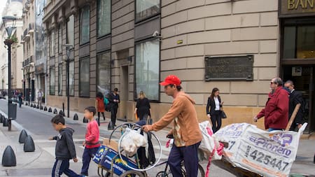 La canasta básica aumentó 4,1% en diciembre: cuánto necesitó una familia para no ser pobre