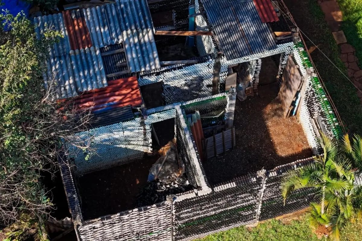 En 2020, una pareja desempleada empezó a construir su casa sustentable: cuatro años después, la vivienda alcanzó los 85 m² con 20.000 botellas de vidrio.