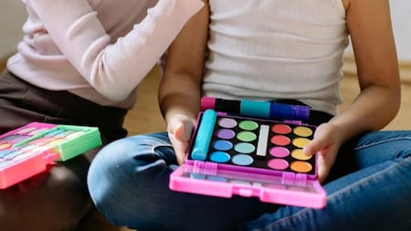 La ANMAT prohibió maquillajes y perfumes infantiles sin registro sanitario: cuáles son los productos alcanzados