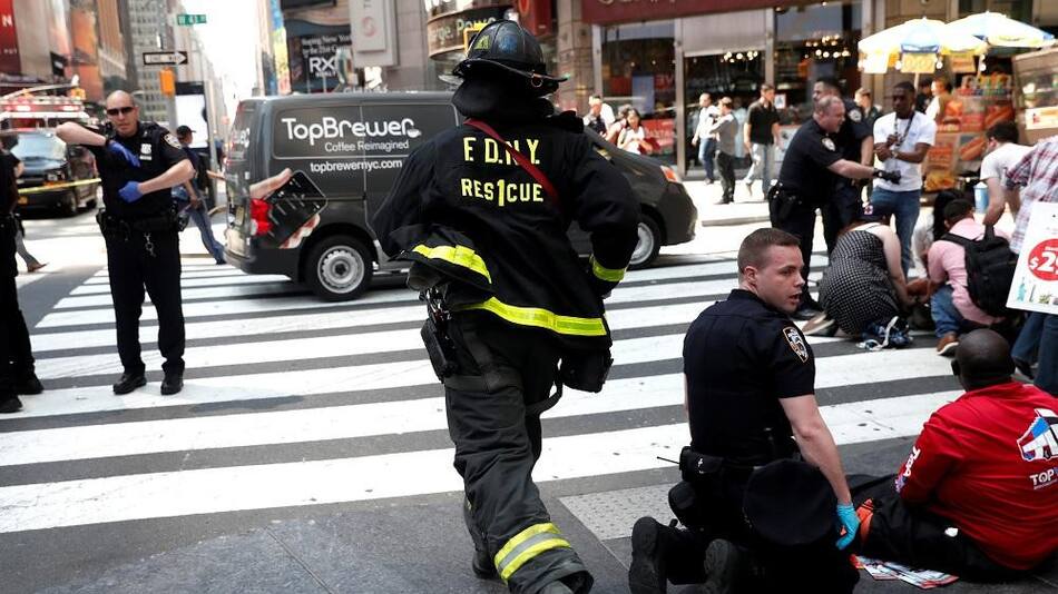 Coche atropella peatones en Times Square de Nueva York - Reuters