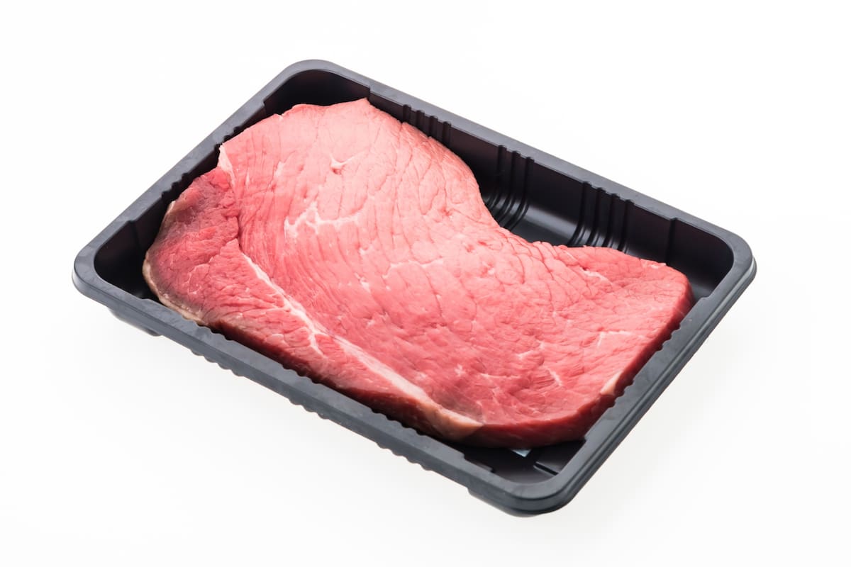 Bandeja negra con carne